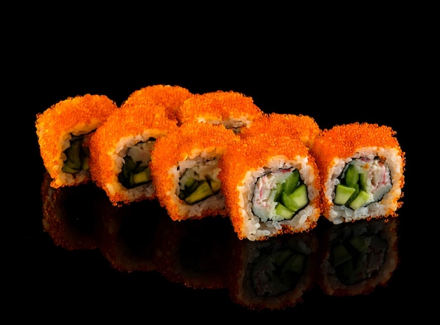 Impostare il rotolo di sushi. Cucina tradizionale giapponese.