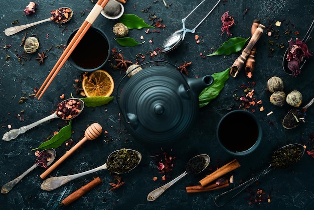 Impostare il tè cinese tradizionale su sfondo di pietra nera Tè in teiera e tazza Vista dall'alto spazio libero per il testo