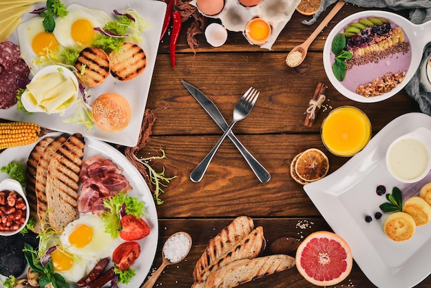 Impostare la colazione Uova yogurt frutta formaggio Vista dall'alto su uno sfondo di legno Spazio di copia