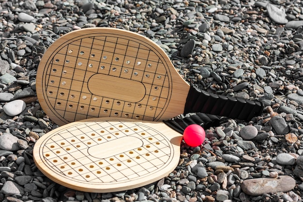 Impostare per il gioco del beach tennis sullo sfondo di Pabble Beach.