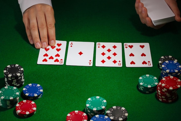 Impostazione del poker sul tavolo verde