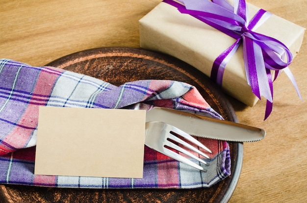 Impostazione del tavolo da pranzo con tag vuoto e presente.