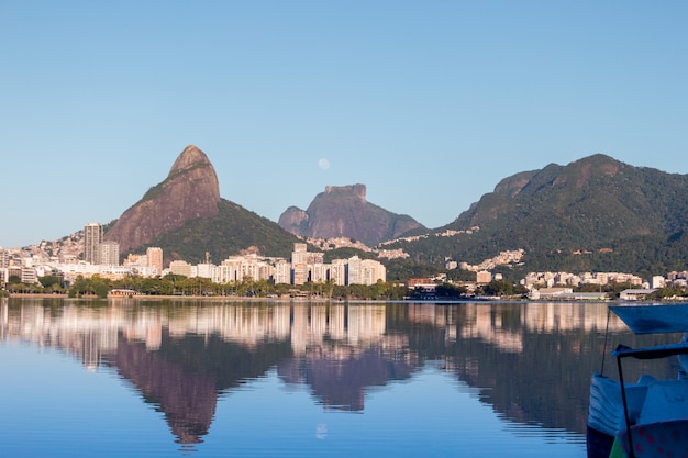 Impostazione della luna vicino alla pietra di Gavea a Rio de Janeiro in Brasile.