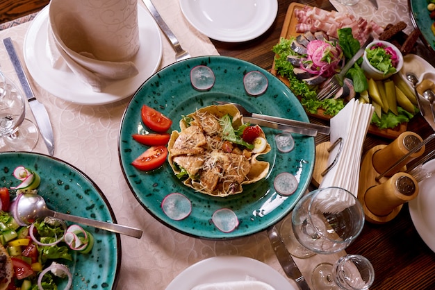 Impostazione della tabella per un banchetto o una cena.