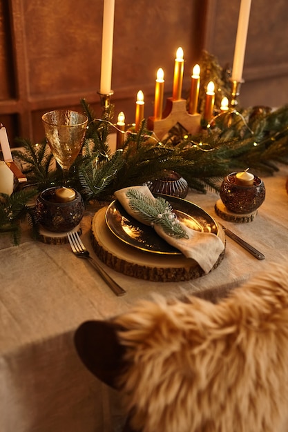 Impostazione della tavola di Natale. Decorazioni per le feste. Arredamento. Festa di Capodanno