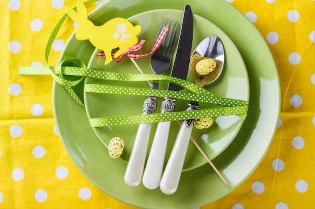 Impostazione della tavola di Pasqua. Decorazioni di festa. Buona Pasqua