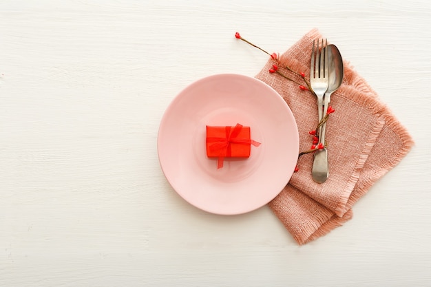 Impostazione della tavola di San Valentino su tavola di legno bianca cena nel ristorante al giorno di San Valentino