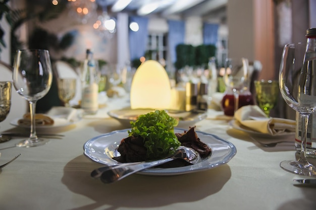 Impostazione della tavola festiva per la festa di nozze Sala banchetti decorata Interno del ristorante per banchetti