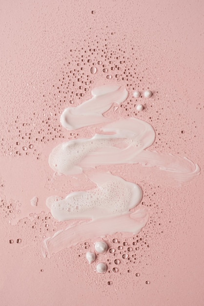 Impostazione di sbavature di crema cosmetica su sfondo rosa Prodotto cosmetico di bellezza estetica