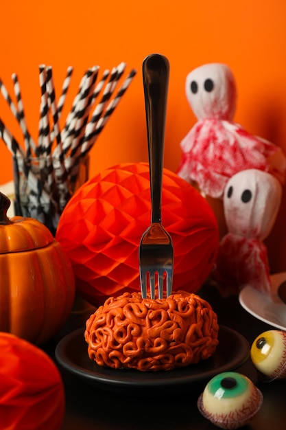 Impostazione tabella per decorazioni spaventose di Halloween con zucche