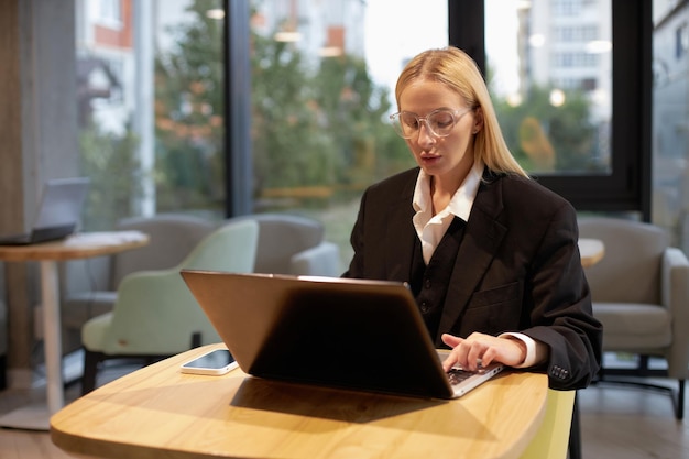 Imprenditore adulto donna d'affari utilizzando il computer guardando lo schermo