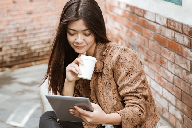 Imprenditore asiatico che lavora al suo tablet