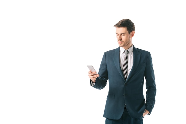Imprenditore aziendale utilizzando smartphone isolato su bianco