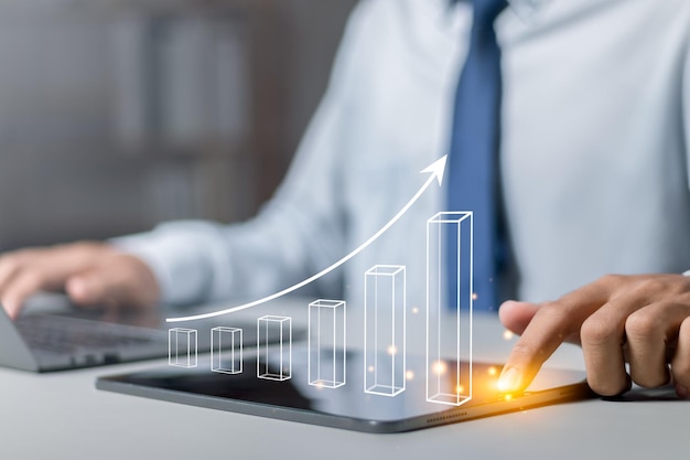 Imprenditore che analizza il piano di crescita futura dell'azienda sviluppo aziendale per il successo concetto di crescita incrementale aziendale