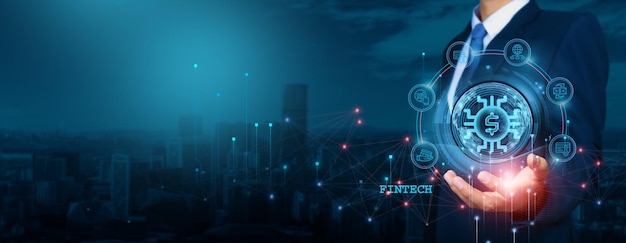Imprenditore che analizza la crescita della tecnologia finanziaria fintech all'interno del mercato e dell'azienda