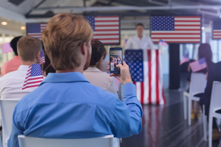 Foto imprenditore che fa clic sulla foto di un seminario aziendale con il telefono cellulare