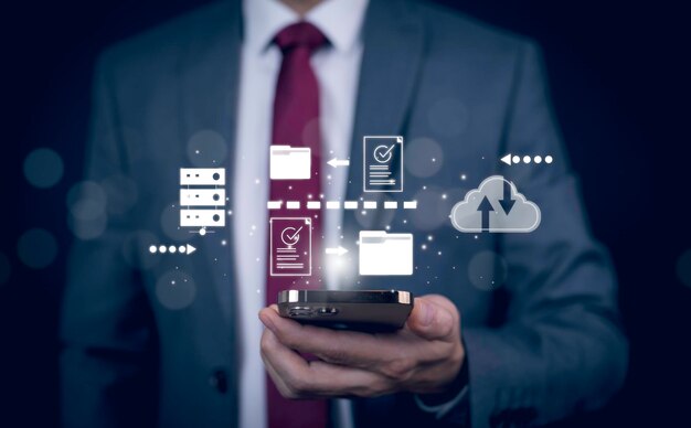 Imprenditore che possiede Cloud Share Computing Technology Internet Storage Network Concept e un ampio database di big data attraverso la tecnologia Internet Data storage e Internet service concept