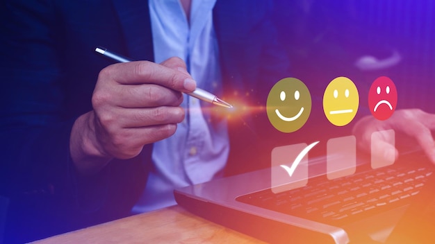 Imprenditore che sceglie la faccia sorridente felice icona valutazione del feedback e recensioni positive dell'esperienza del cliente indagine di soddisfazione valutazione della salute mentale concetto della Giornata mondiale della salute mentale