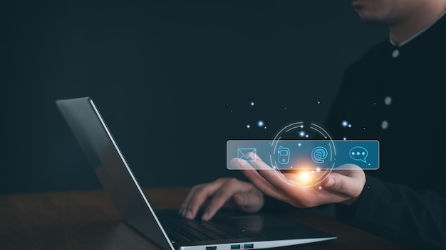 Imprenditore che tocca sullo schermo virtuale con l'indirizzo email chiamare il telefono chattare le icone dei messaggi assistenza clienti hotline contattarci persone connessione
