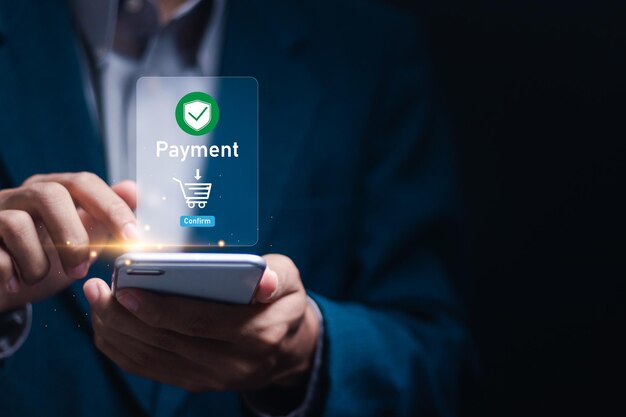 Imprenditore che utilizza telefoni cellulari intelligenti per il pagamento online, la banca online e lo shopping online per il concetto di pagamento online digitale