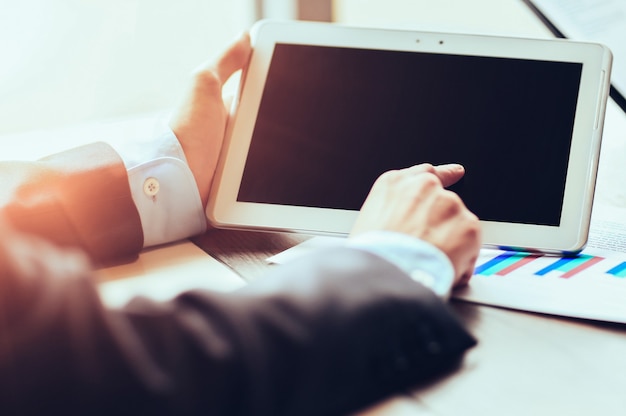 Imprenditore di lavoro con un tablet sul pannello a sfioramento