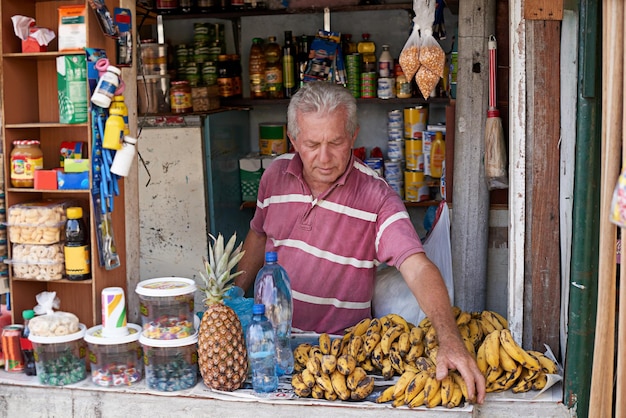 Imprenditore di strada Inquadratura di un venditore ambulante che vende una varietà di cibo nella sua bancarella