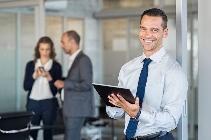 Foto imprenditore di successo in ufficio