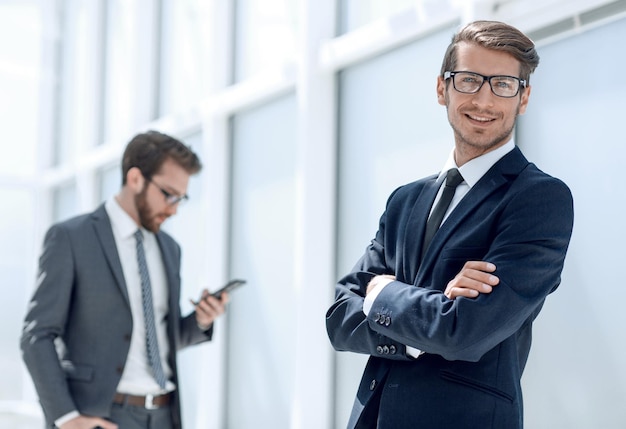 Imprenditore di successo sullo sfondo dell'ufficio