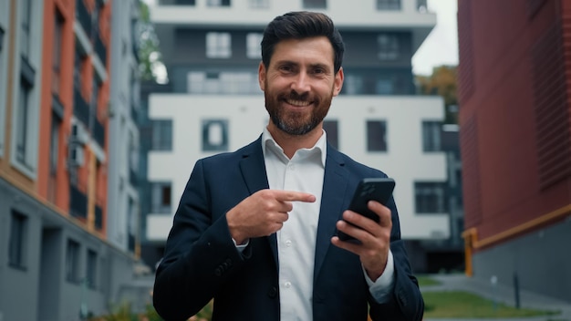 Imprenditore di successo, uomo caucasico barbuto, impiegato, manager, uso di Internet, città, chat Wi-Fi.