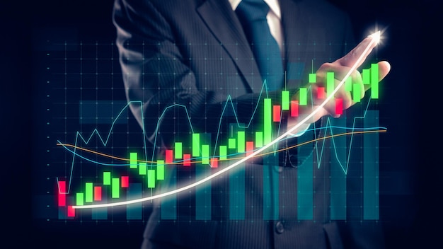 Imprenditore disegnare finanza grafico grafico allusivo che mostra la crescita dei profitti aziendali