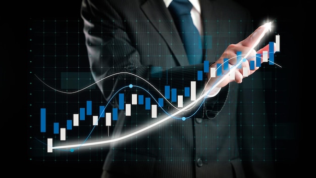 Imprenditore disegnare finanza grafico grafico allusivo che mostra la crescita dei profitti aziendali