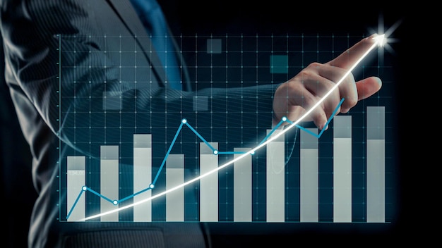 Imprenditore disegnare finanza grafico grafico allusivo che mostra la crescita dei profitti aziendali