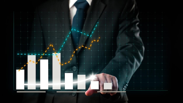 Imprenditore disegnare finanza grafico grafico allusivo che mostra la crescita dei profitti aziendali