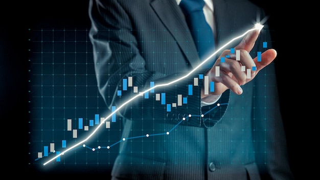 Imprenditore disegnare finanza grafico grafico allusivo che mostra la crescita dei profitti aziendali