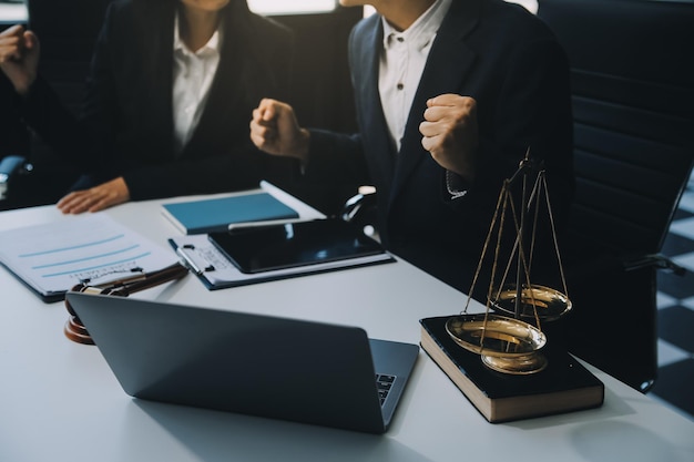Imprenditore e avvocato maschio o giudice consulto che ha una riunione di squadra con il cliente concetto di diritto e servizi legali