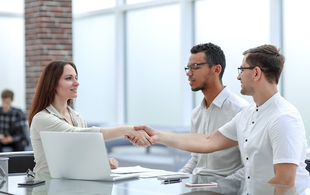 Imprenditore e imprenditrice si stringono la mano per confermare il loro affare. concetto di cooperazione