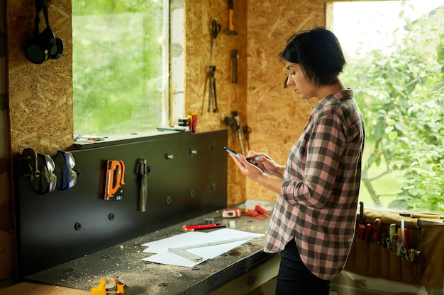 Imprenditore femminile con tavoletta digitale in officina