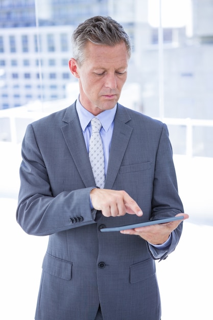 Imprenditore in possesso di un tablet