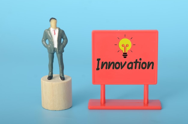 Imprenditore innovativo che pensa oltre i limiti con una lampadina che simboleggia nuove idee