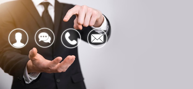 Imprenditore mano che tienepremendo sull'icona telefono e-mail telefonomessaggiopost e personuser Servizio clienti call center contattaci conceptBannercopy spaceMetodi di contatto