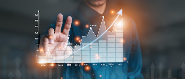 Imprenditore mano mostra Grafico azionario che mostra il segno delle scorte in aumento con indicatore grafico Tasso di interesse finanziario e concetto di tassi ipotecari Doppia esposizione dell'immagine