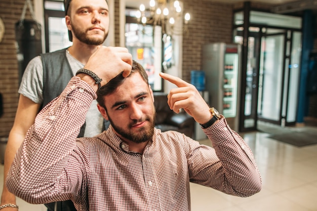 Imprenditore mostra stilista come tagliarsi i capelli