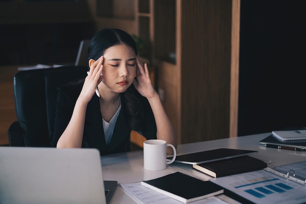 Imprenditore o contabile stressato frustrato seduto in un ufficio perché il covid-19 ha deluso.