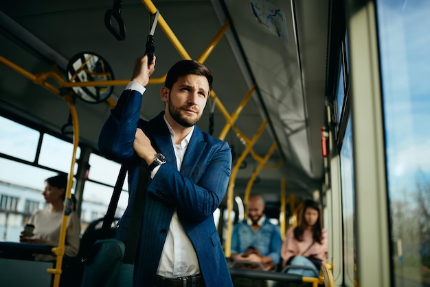 Imprenditore pensieroso che va al lavoro in autobus