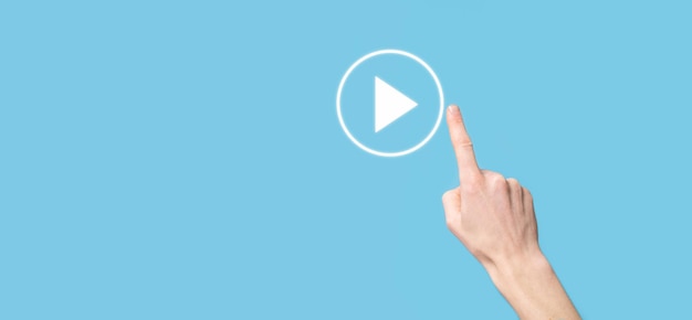 Imprenditore premendo, tieni premuto il segno del pulsante di riproduzione per avviare o avviare progetti. Presentazione di riproduzione video. Idea per il business, pulsante technology.media player. Icona di riproduzione.Vai.