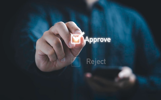 Imprenditore scrivendo o spuntare il segno corretto per approvare il documento e il concetto di progetto