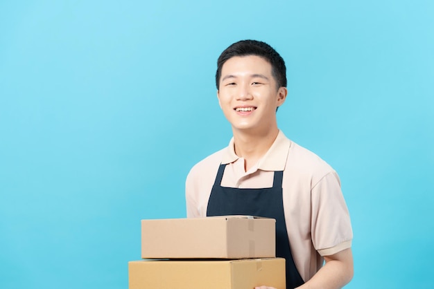 Imprenditore sorridente con felicità e successo, tenendo scatole per la consegna del pane ai clienti,