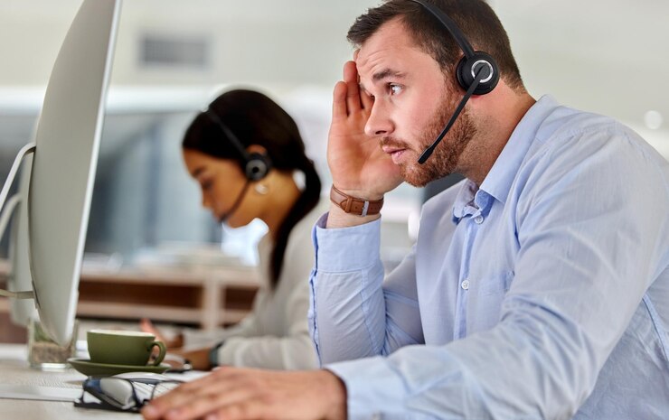 Foto imprenditore stanco e telemarketing con le cuffie in call center per aiuto e servizio clienti pensare persona maschile o crm e frustrazione con il computer per supporto alla comunicazione e contatto