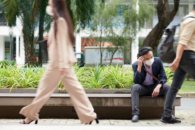 Imprenditore stressato seduto sul banco