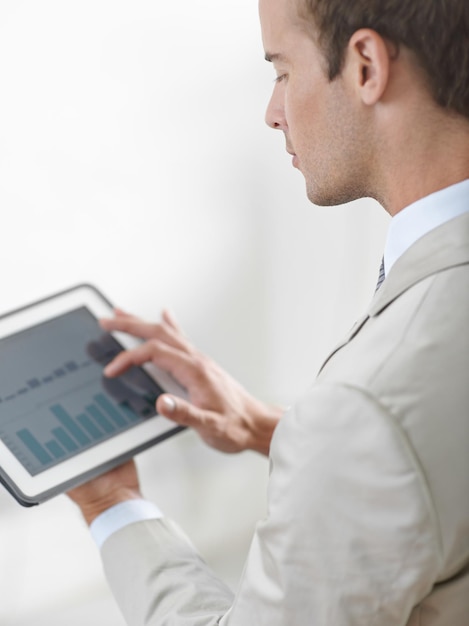 Imprenditore tablet schermo e grafici grafici o analisi dei dati per la relazione finanziaria aumento delle entrate o dei profitti commerciante professionale o revisore con gestione dei conti e statistiche digitali